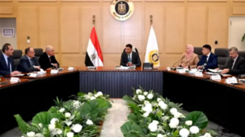وزير الصناعة يلتقي اتحاد الصناعات لمواجهة تداعيات الأحداث العالمية على القطاع