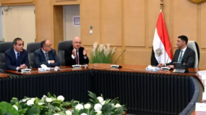 اتحاد الصناعات المصري يؤكد دعمه للمصنعين ويبحث حلولاً للتحديات في اجتماع مع وزير الصناعة
