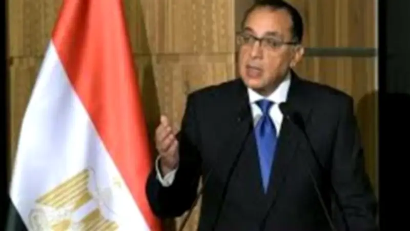 رئيس الوزراء يعلق على ارتفاع سعر الدولار ويؤكد سياسة الصرف المرن