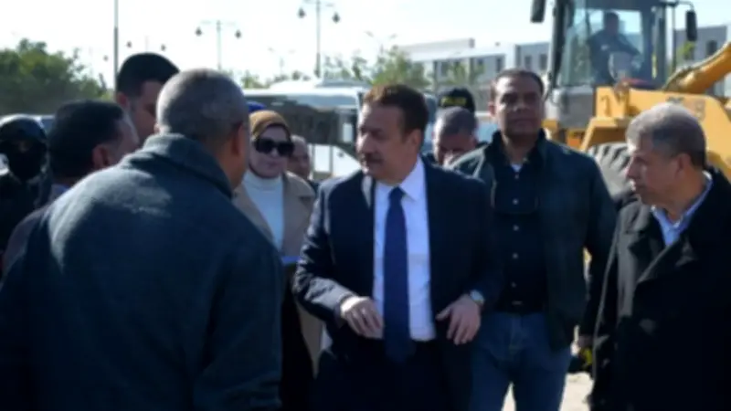 محافظ بورسعيد يوجه بتكثيف الجهود لإزالة تراكمات الردش في حي الزهور