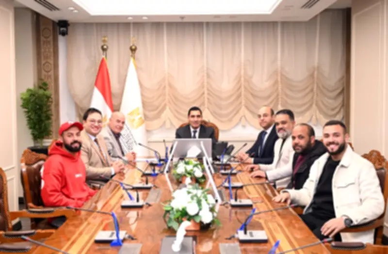 وزير الرياضة يستقبل فريق الشباب المسؤول عن تنظيم إفطار المطربة
