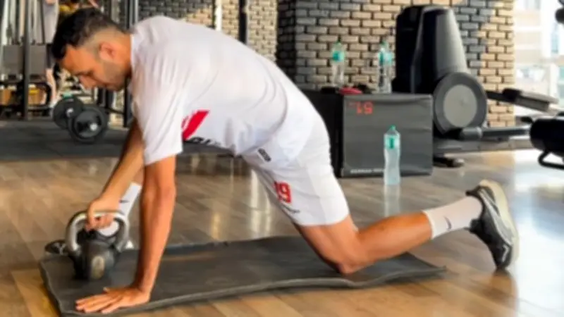 ناصر منسي يشارك جمهوره فيديو تدريباته الخاصة في الجيم قبل مباراة الزمالك