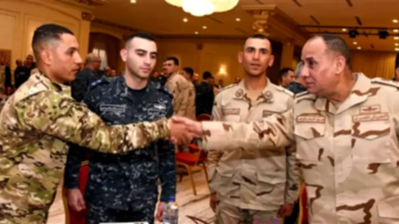 وزير الدفاع يلتقي مقاتلي القوات البحرية والمنطقة الشمالية ويشاركهم الإفطار