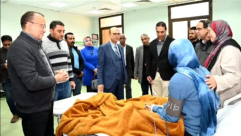 رئيس جامعة أسيوط يزور الطالبات المصابات في حادث انقلاب سيارة ويؤكد توفير الرعاية الصحية الكاملة