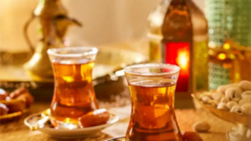 تحذير طبي: شرب الشاي في رمضان على السحور وبعد الإفطار يهدد صحتك بمخاطر جسيمة