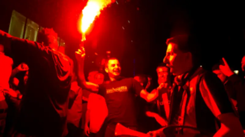 جماهير برشلونة تملأ محيط كامب نو وتهتف ضد ريال مدريد قبل مواجهة أتلتيكو بكأس الملك