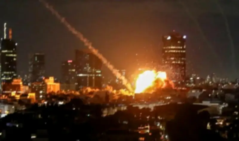 الدفاعات الأردنية تعترض صاروخين في أجواء العقبة وتحذر من عبور آخر باتجاه النقب