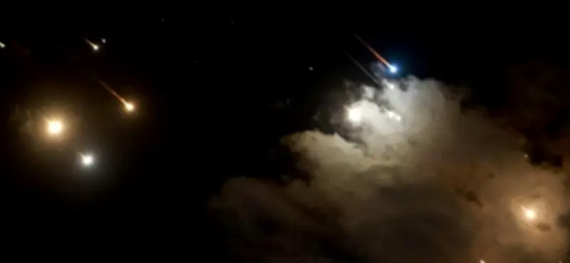 الكويت: وفاة فتاة متأثرة بجراحها بعد سقوط حطام في منطقة سكنية