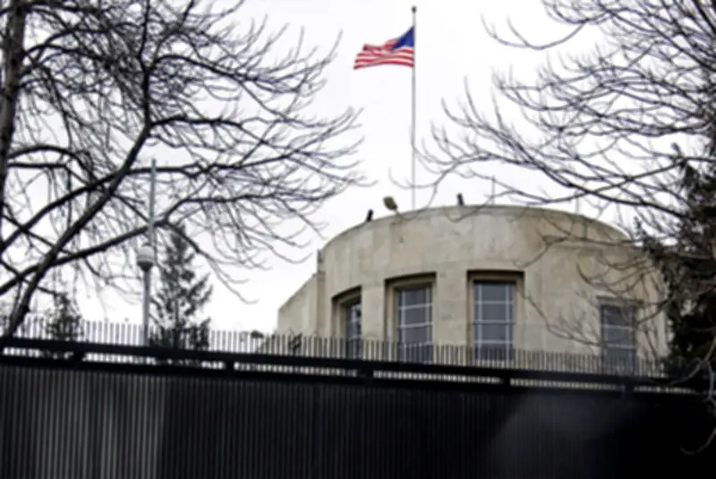 تصعيد خطير: طائرة مسيرة تشعل النيران في القنصلية الأمريكية بدبي وسط حرب إقليمية