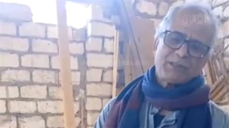 حرفي قبطي يحافظ على التراث بصناعة فوانيس رمضان الخشبية ويهديها لقصر ثقافة قنا