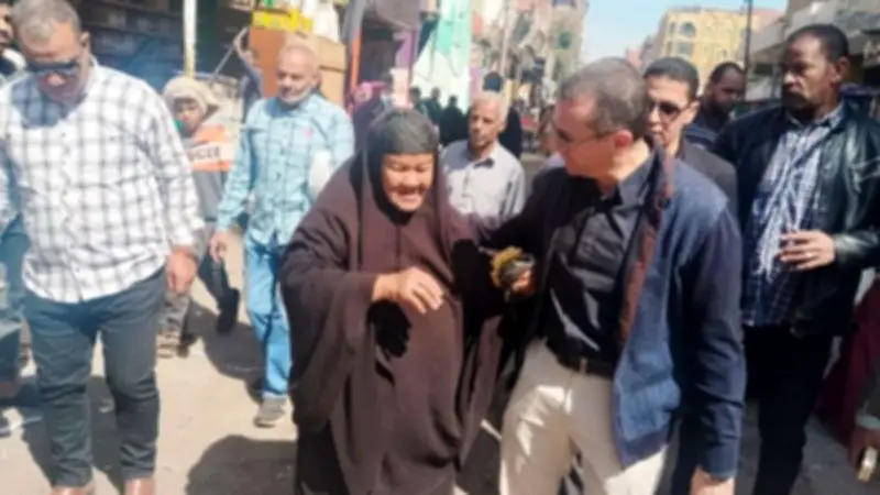محافظ أسوان يقوم بجولة مفاجئة في كوم أمبو لتفقد الأسواق والمخابز