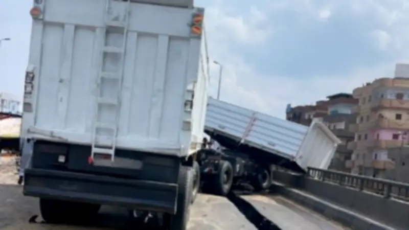 تصادم سيارتي نقل على الطريق الزراعي بالبحيرة دون إصابات بشرية