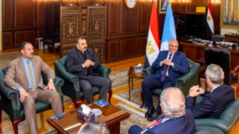 محافظ الإسكندرية يلتقي قادة جمعية رجال الأعمال لتعزيز الاستثمار والتنمية