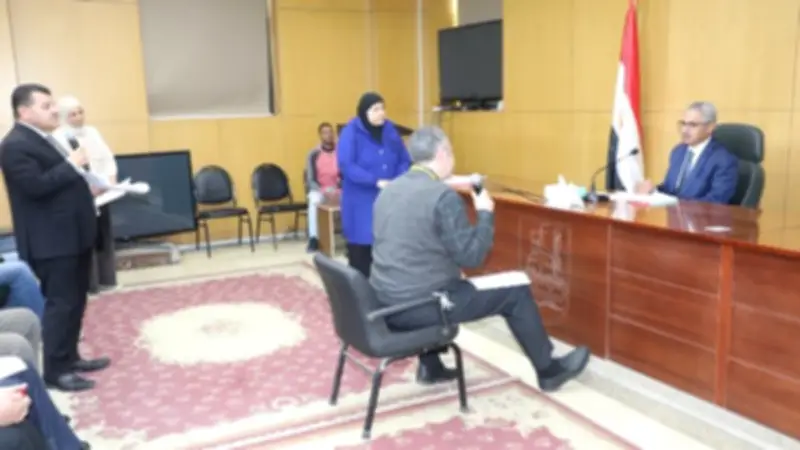 محافظ بني سويف يوجه بتوفير الحماية الاجتماعية ويبحث حلولاً لأزمات المياه والخدمات
