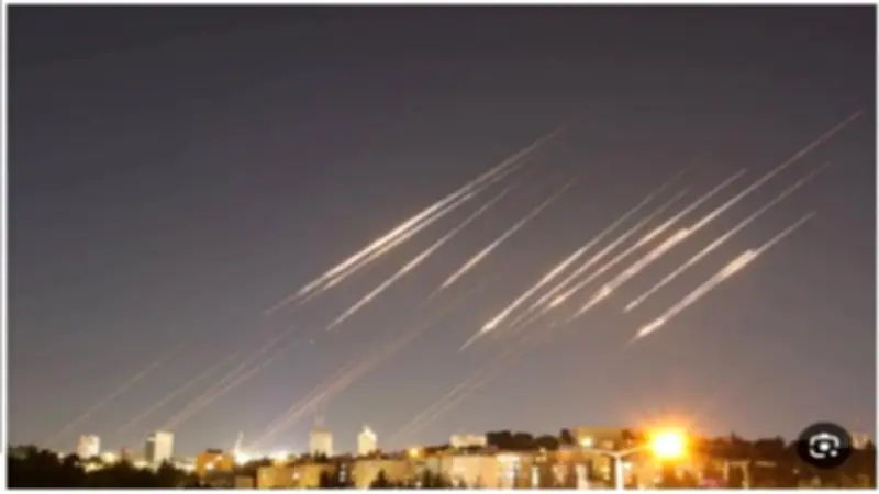 إيران تعلن قصف الأسطول الأمريكي الخامس في البحرين ردا على الغارات الإسرائيلية