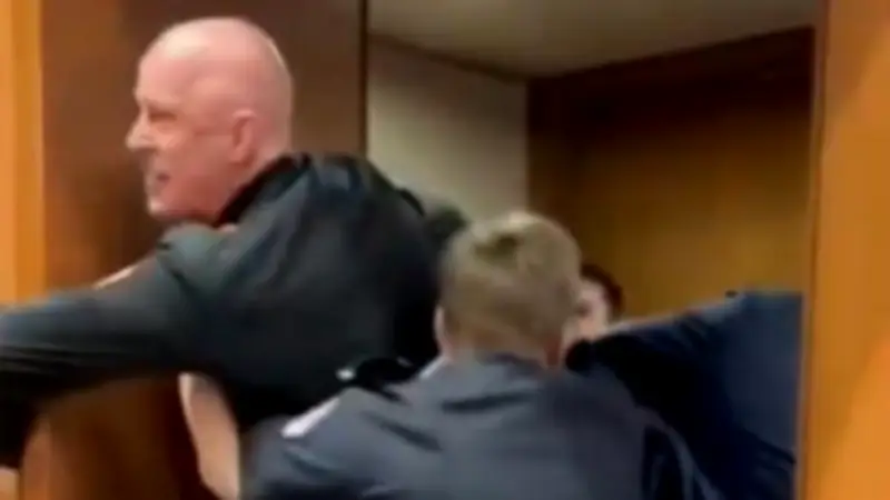 الشرطة الأمريكية تطرد جنديًا سابقًا من الكونجرس بعد رفضه القتال لإسرائيل