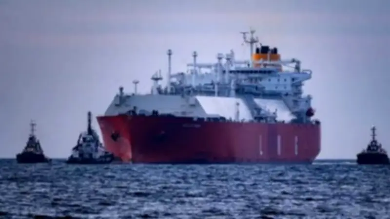 انفجار قرب ناقلة نفط قبالة الكويت يهدد بتسرب نفطي وأضرار بيئية محتملة