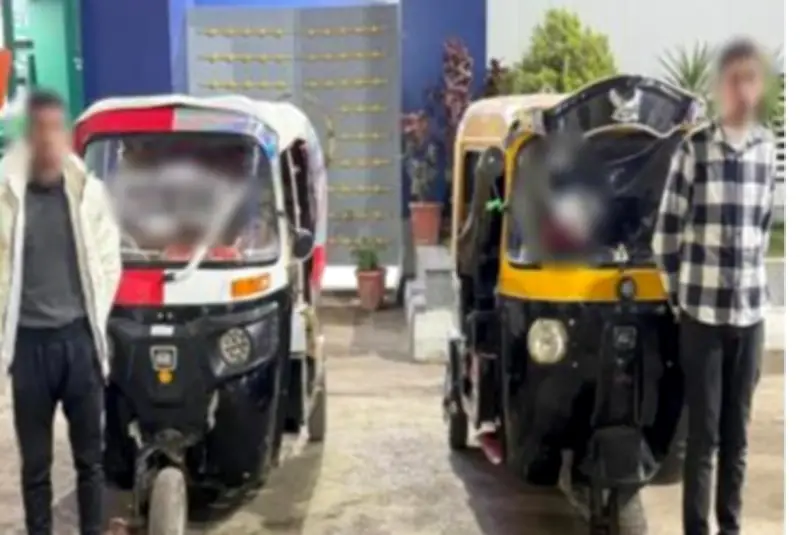 ضبط سائق توك توك بتهمة عبور الحاجز الأسمنتي بمنتصف الطريق في الشرقية