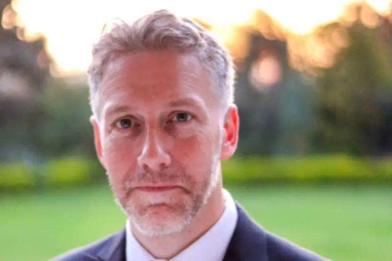 السفير البريطاني في البحرين: قواعدنا تستخدم للدفاع فقط وليست للهجوم