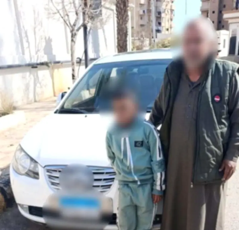 أب يخاطر بحياة طفله والمواطنين في السويس بسبب تعليم القيادة