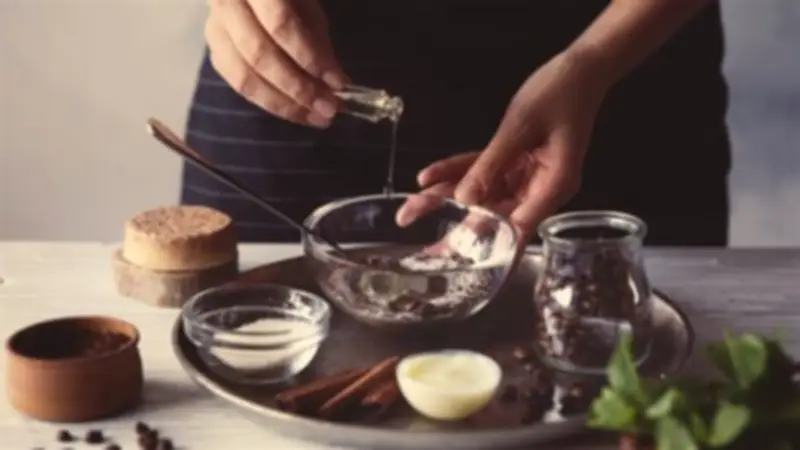 ترميم البشرة المتعبة في رمضان: وصفة سحرية من القهوة والكاكاو للتقشير اللطيف