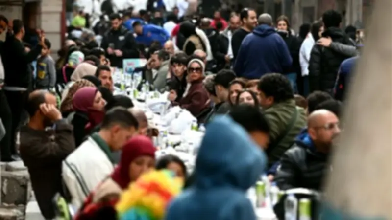 آلاف الصائمين يجتمعون على أكبر مائدة رمضانية في المطرية بمشهد مهيب