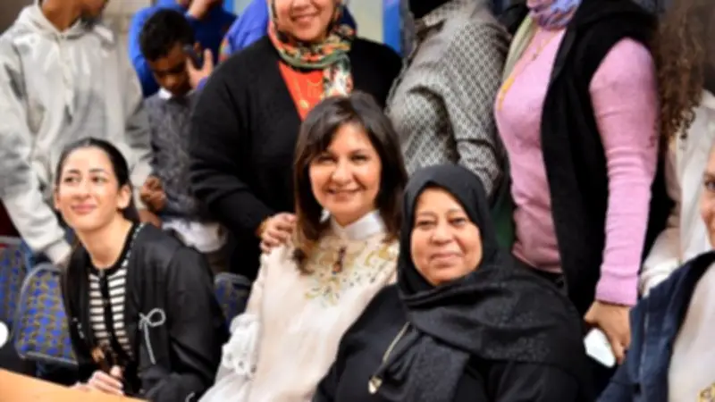 السفيرة نبيلة مكرم تشارك في أكبر إفطار جماعي بمصر بحي المطرية في رمضان