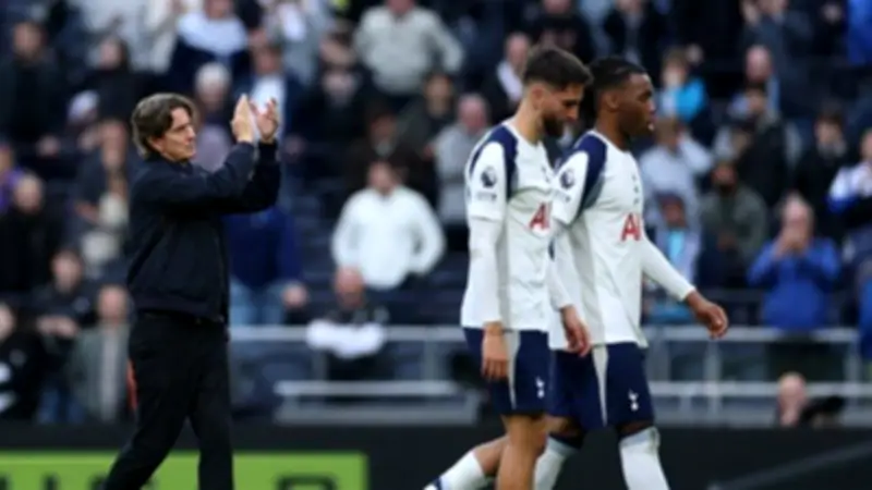 توتنهام يخسر أمام كريستال بالاس في الدوري الإنجليزي ويبتعد أرسنال بالصدارة