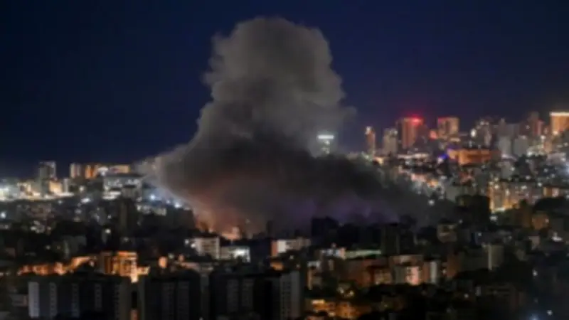 انفجارات عنيفة تهز تل أبيب وحرائق تندلع قرب مطار بن جوريون جراء صواريخ إيرانية