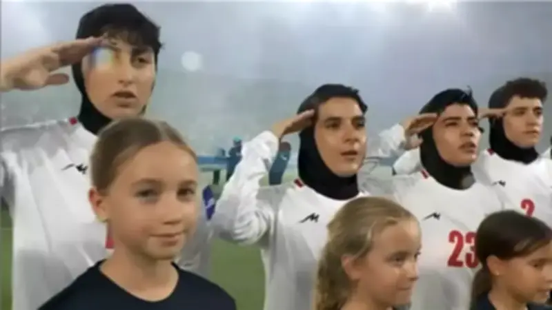 لاعبات إيران يؤدين التحية العسكرية في كأس آسيا بعد تهديدات علنية