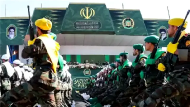 صور تكشف تمويه قادة الحرس الثوري الإيراني بملابس نسائية هرباً من مراقبة الموساد