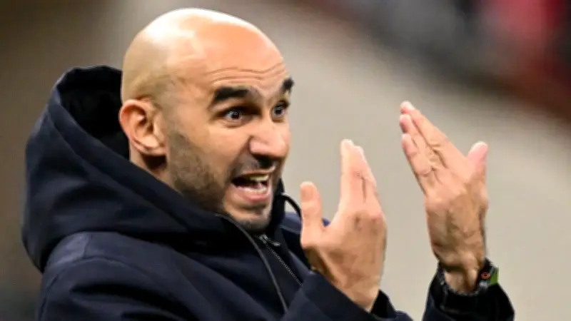 تصرف غريب من الركراكي يهيمن على مؤتمر تقديم مدرب المغرب الجديد محمد وهبي