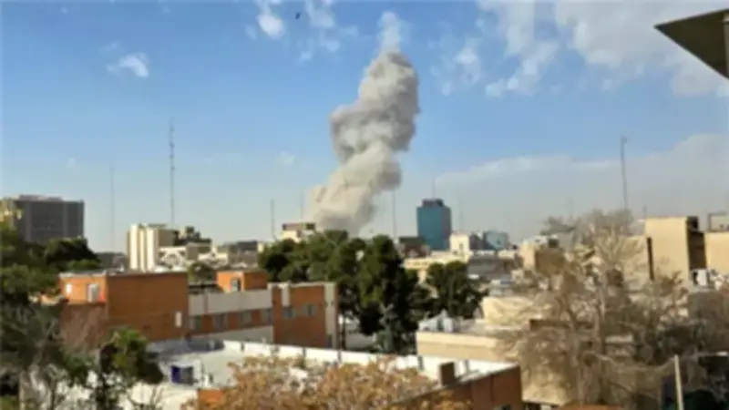 غارات إسرائيلية أمريكية مكثفة تهز إيران وتستهدف طهران ومشهد وشيراز وقم