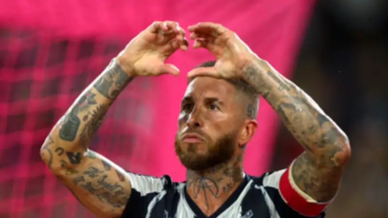 راموس يغازل جماهير ريال مدريد.. هل يعود المدافع المخضرم لرقصة وداع أخيرة؟