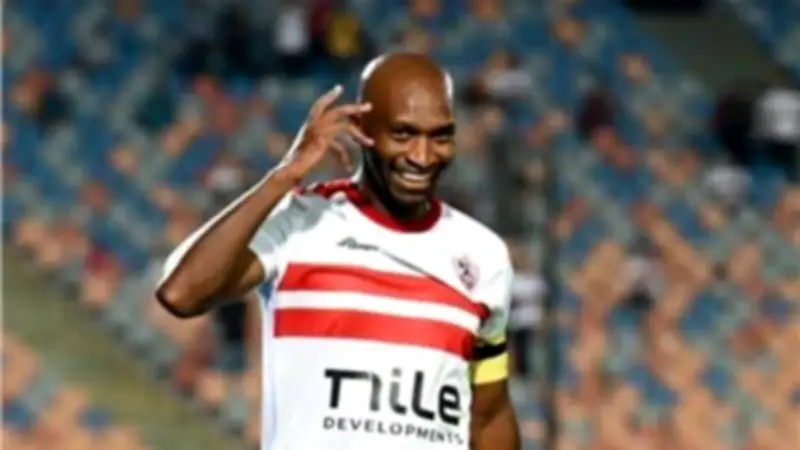 شيكابالا يلتقي بطفل مسلسل صحاب الأرض ويهديه قميص الزمالك في لقاء مؤثر