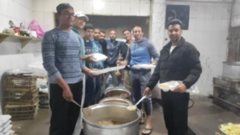 مطبخ بيت العيلة بطور سيناء يواصل توزيع مئات وجبات الإفطار للصائمين في رمضان