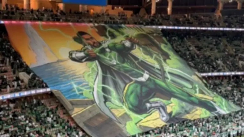 جماهير الأهلي السعودي ترفع بانراً رمزياً لدعم رياض محرز في ديربي جدة