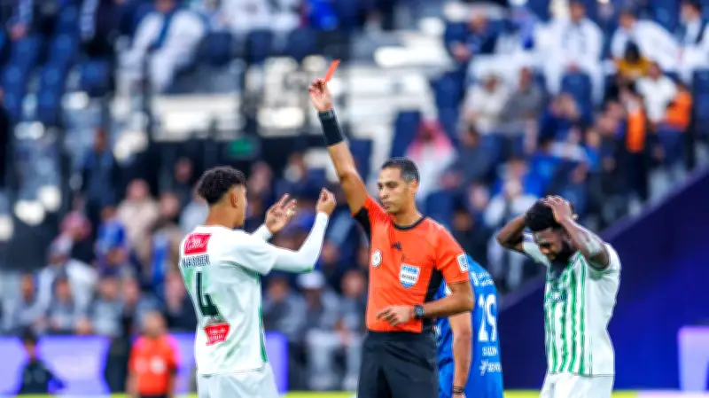 خبير تحكيمي يؤكد صحة طرد ناصر الهليل في مباراة الهلال والنجمة السعودية