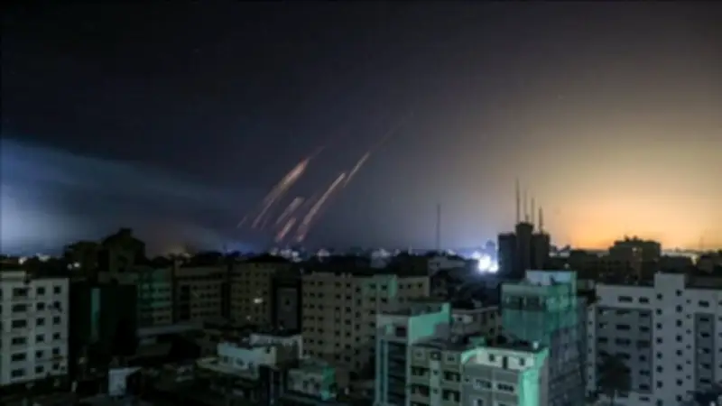 صفارات الإنذار تدوي في تل أبيب والمناطق الوسطى بإسرائيل في ساعات الصباح الباكر