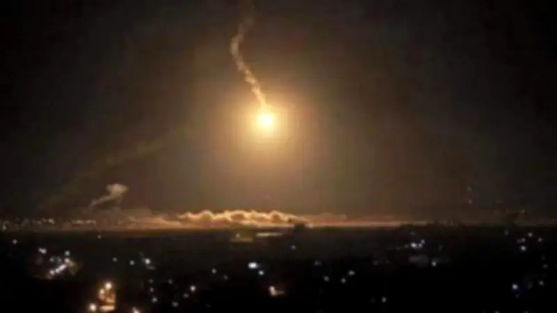 إسرائيل تعلن سقوط صاروخ في منطقة مفتوحة واعتراض آخر في تل أبيب الكبرى