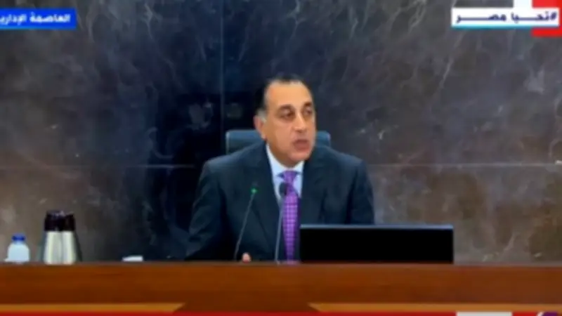 مدبولي يتفقد سفن التغويز وصوامع عتاقة ويسلم عقود سكن لكل المصريين