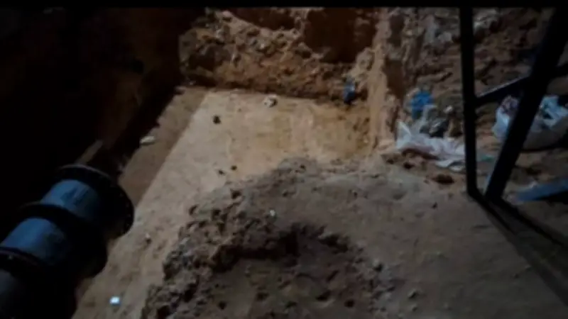 أهالي مطروح يستغيثون من حفرة عميقة أمام عمارات سكنية.. وشركة المياه تعلن جدولاً زمنياً للإصلاح