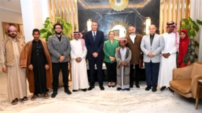 محافظ جنوب سيناء يبحث مع صناع فيلم "خريزة على الخريطة" مطالب أهالي القرية