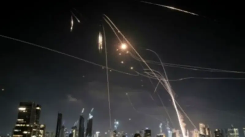 إسرائيل تشن غارات واسعة على طهران وأصفهان وإيران تستهدف ناقلة نفط في مضيق هرمز