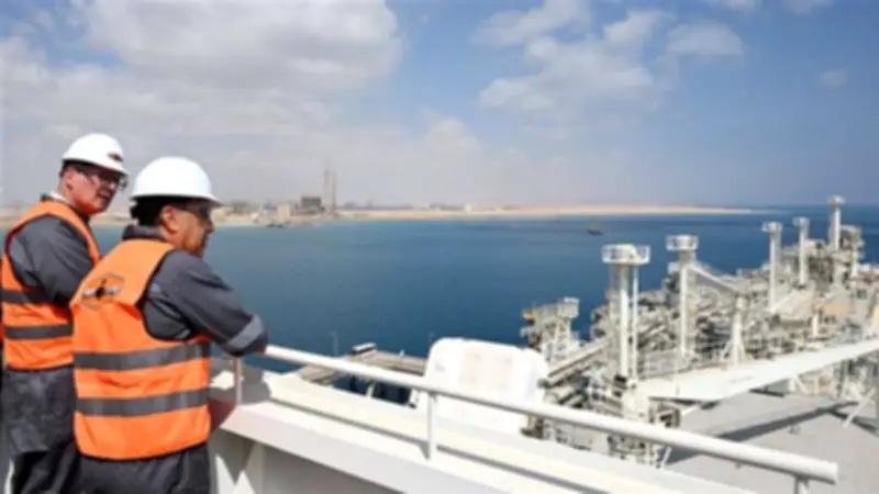 مدبولي يبدأ جولته في السويس بتفقد ميناء سوميد البترولي لضمان إمدادات الطاقة