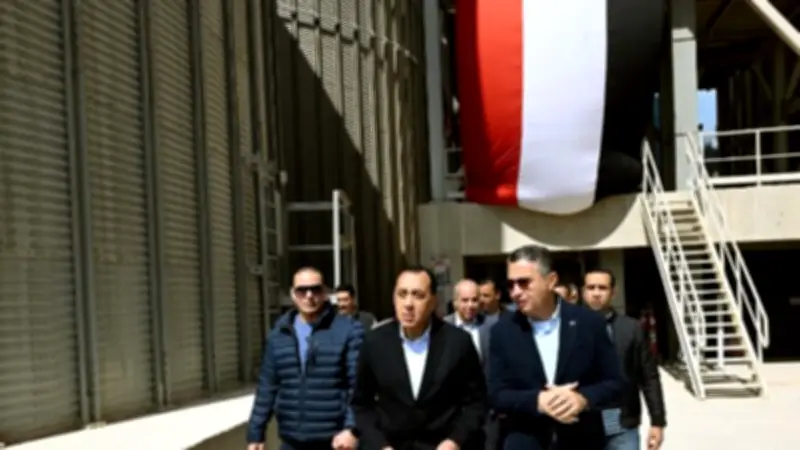 مدبولي يسلم عقود وحدات سكنية بحدائق العاصمة ويفتتح صومعة عتاقة بالسويس