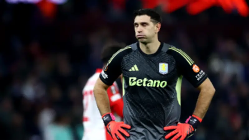 خطر الإيقاف يهدد حارس الأرجنتين إيميليانو مارتينيز بسبب ترويج المراهنات