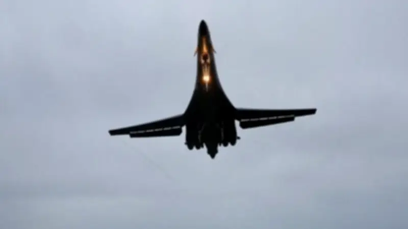 قاذفات أمريكية تحمل صواريخ تهبط في بريطانيا استعدادًا لضربات على إيران