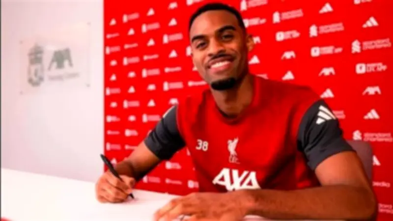 ليفربول يمدد عقد ريان جرافينبيرش لثلاث سنوات في خطوة تعزز صفوف الفريق