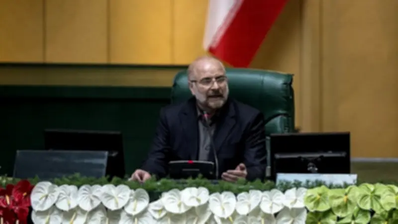 رئيس برلمان إيران يحذر: لن تنعم الدول بالسلام طالما بقيت القواعد الأمريكية في المنطقة